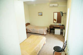 Гостиница Европа Ульяновск Двухместный номер с 2 отдельными кроватями и балконом-1